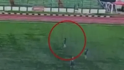 صاعقة رعدية تقتل لاعبا في الملعب.. ما القصة؟