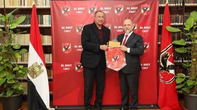 الخطيب يستقبل سفير الأرجنتين ويُهديه درع وعلم الأهلي 