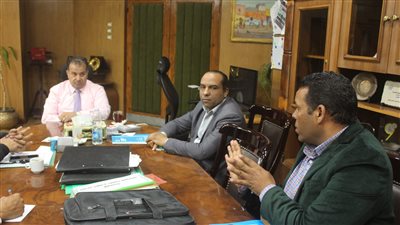 رئيس جامعة جنوب الوادي يعقد اجتماعا لمناقشة توصيل كابلات الانترنت للبوابات الإلكترونية