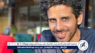 حمدى المرغني يمزح مع النجم أحمد حلمي في كواليس مسرحية 