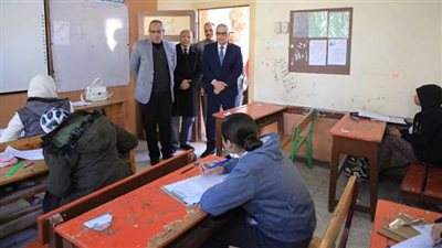 محافظ سوهاج يتفقد لجان امتحانات الفصل الدراسي الأول للشهادة الإعدادية