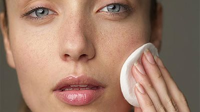 روتين لتنظيف البشرة الجافة والحفاظ عليها 