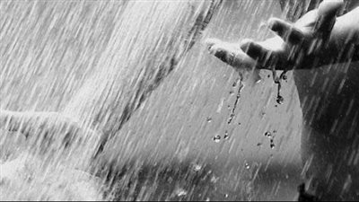 رحلة التضرع والحنين: دعاء للإبن المتوفي بالمطر 