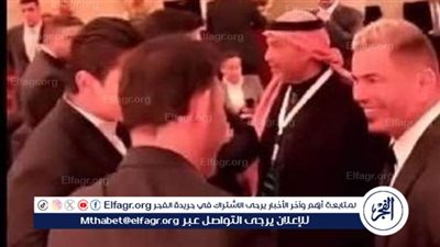الصلح خير.. مصافحة عمرو دياب وعمرو مصطفى بحفل 