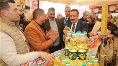 وسط إقبال كثيف وفرحة.. محافظ المنوفية يفتتح معرض 