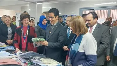 رئيس جامعة بنها يفتتح معرض الملابس الخيري للطلاب