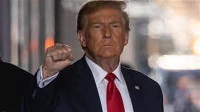 ترامب يشبه مواقفه القضائية بالمعارض الروسي أليكسي نافالني!