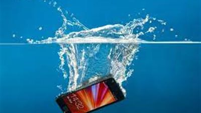 نصائح حال وقوع هاتفك في الماء.. تعرف عليها