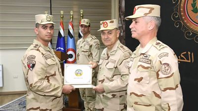 رئيس أركان حرب القوات المسلحة يكرم عددا من المتميزين من أبناء القوات المسلحة 