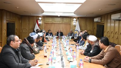 خلال لقائه كبار التجار.. محافظ قنا يواجه سرعه تسليم الباكيات بمجمع شوادر نجع حمادي الجديد