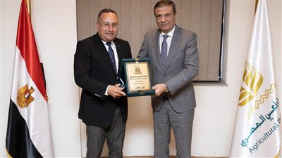 رئيس جامعة الإسكندرية يستقبل إدارة البنك الزراعي لبحث التعاون بين الجانبين