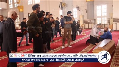 لحظة وصول جثمان الدكتور هاني الناظر لأداء صلاة الجنازة (فيديو)