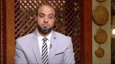 هل غمض العين في الصلاة يبطلها؟.. أزهري يكشف الحكم