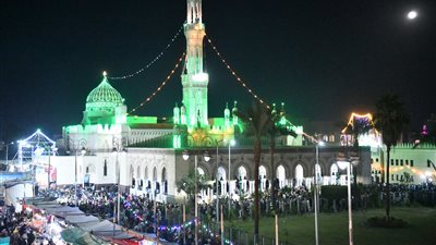 الآلاف يحتفلون بليلة النصف من شعبان وختام بمولد 