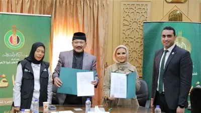 بيت الزكاة يتلقى تبرعًا ماليًّا وكراتين مواد غذائية من هيئة الزكاة الوطنية الإندونيسية