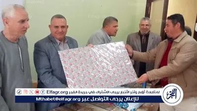 الموجهين الماليين بالفيوم ينظمون ممر شرفي لزميلهم لبلوغه سن المعاش 