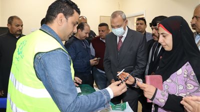 محافظ القليوبية يتفقد القافلة الطبية الشاملة بمركز شباب كفر الحصافة