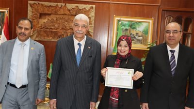 رئيس جامعة المنوفية يكرم منسقي الكليات الفائزة بالجوائز الداخلية للتميز الحكومي والمقيمين