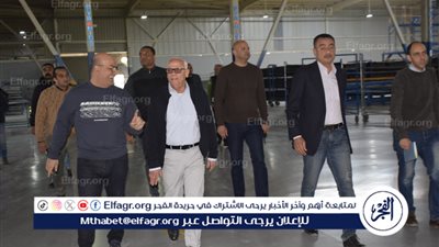 محافظ بورسعيد يتفقد خط إنتاج 