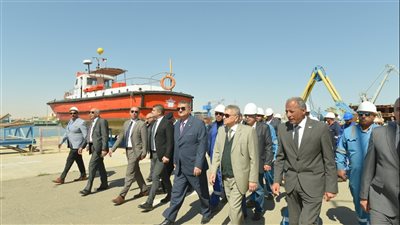 الفريق ربيع يتابع أعمال بناء 5 لنشات إسعاف بحري بترسانة بورتوفيق