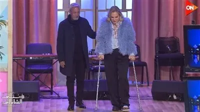 بسبب شرخ في الكاحل.. شيرين رضا تظهر بعكاز علي الهواء مع منى الشاذلي