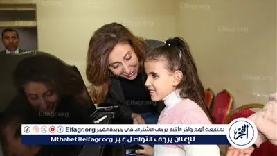 وزيرة الثقافة تحضر أولى دروس العزف على البيانو لطفلة 