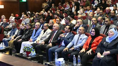 تزامنًا مع احتفالات العيد الوطني.. محافظ قنا يشهد عروض مسرح الجنوب