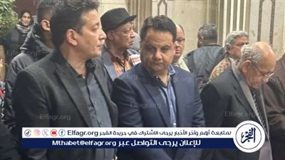 بعد تأخره عن الحضور.. وصول نجل حلمي بكر عزاء والده