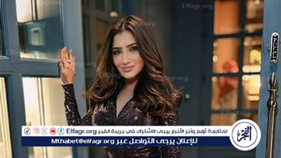 مي عمر بفستان مزين بالريش في عشاء خاص بالسعودية 