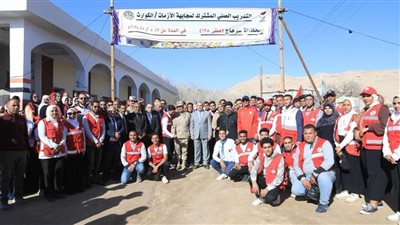 محافظ سوهاج وقائد قوات الدفاع الشعبي والعسكري يتفقدان معسكر الإيواء بحي الكوثر