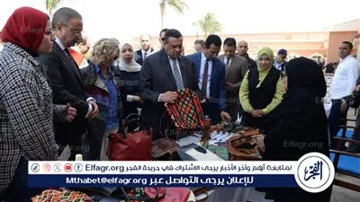 وزير التنمية ومحافظ الفيوم يتفقدان معرض 