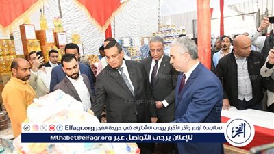 وزير التنمية المحلية ومحافظ الفيوم يتفقدان معرضي 