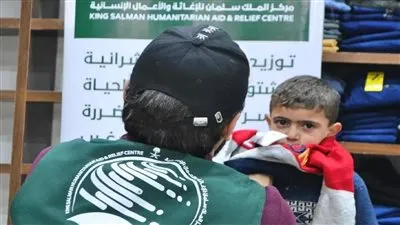 مركز الملك سلمان للإغاثة يوزع آلاف من قسائم الكسوة الشتوية للأسر المتضررة من الزلزال في شمال وغرب سوريا