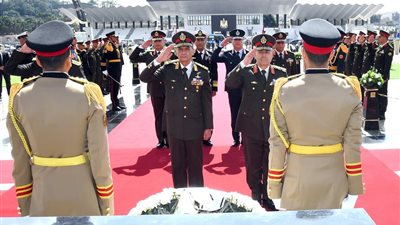 وزير الدفاع يضع إكليل زهور على النصب التذكاري لشهداء القوات المسلحة