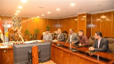 محافظ أسيوط يناقش موقف مشروعات التضامن والشباب والرياضة بحياة كريمة