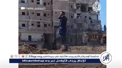 شاهد| فلسطيني يرفع الأذان فوق أنقاض مسجد قصفه الاحتلال في خان يونس