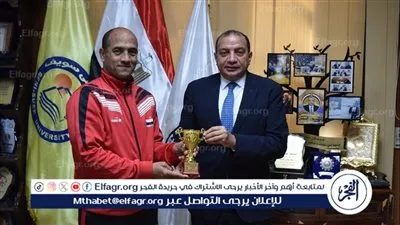 رئيس جامعة بني سويف يكرم أحد أبطال المحافظة للكرة الطائرة