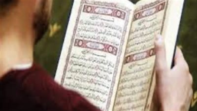 حكم قراءة القرآن الكريم في وسائل المواصلات العامة: بين الأدب واحترام الآخرين