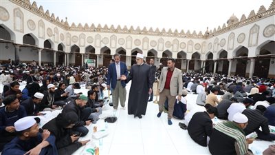 لليوم السادس.. الجامع الأزهر يواصل تنظيمه للإفطار الجماعي للطلاب الوافدين