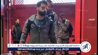 بالفيديو| مشجع مانشستر يونايتد يستفز صلاح.. وهكذا رد الأخير