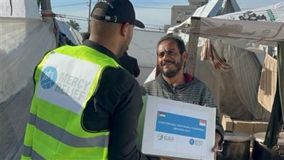 نائب سفير سنغافورة بالقاهرة ينضم لإغاثة الفلسطينيين في غزة