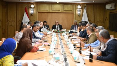 خلال اجتماع موسع.. محافظ قنا يتابع الموقف التنفيذي لمشروعات الخطة الاستثمارية