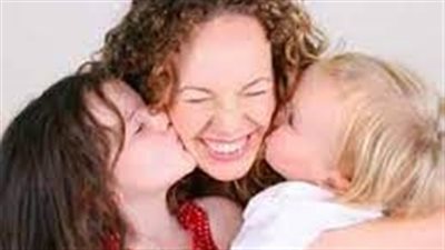 دور الأمهات في بناء المجتمع: التربية والقيم والمشاركة الاجتماعية