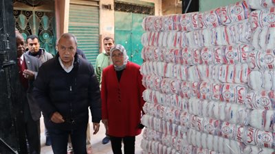 محافظ القليوبية يتفقد 4 مصانع لتعبئة وتوزيع السكر بمدينة الخصوص