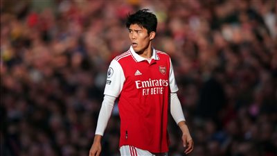 تاكيهيرو تومياسو يمدد عقده مع أرسنال