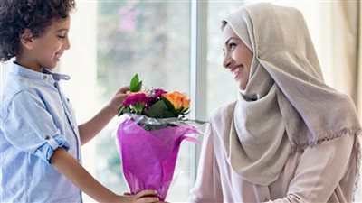 رسائل تهنئة عيد الأم 2024: كل عام وأنتِ أجمل نساء الأرض