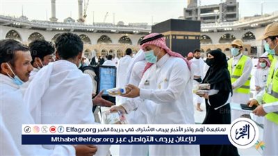 ضيوف الرحمن يلتقطون الصور التذكارية في المسجد الحرام