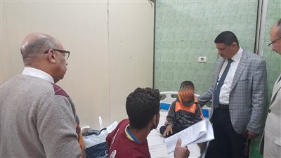 محافظ أسيوط يطمئن على مصابي حادث انقلاب تروسيكل بديروط