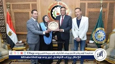 محافظ الدقهلية يكرم الام المثالية الاولي علي مستوي الجمهورية ويمنحها درع المحافظة