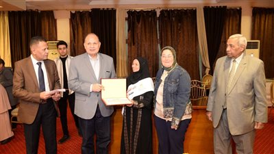 محافظ أسيوط يكرم الأمهات المثاليات على مستوى المحافظة والأم المثالية 